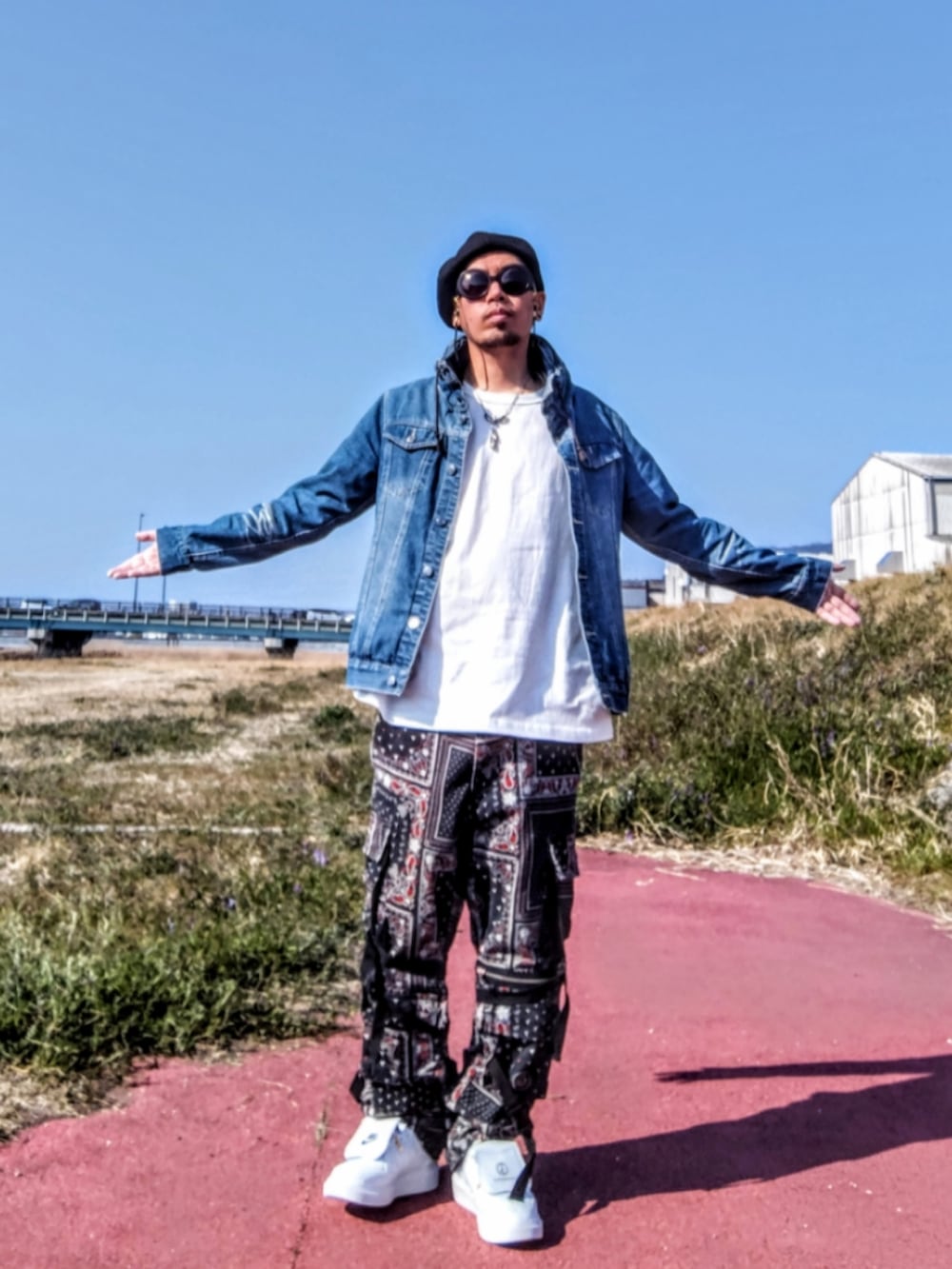 ブルー系のデニムジャケット、ホワイト系のTシャツ/カットソー、その他のカーゴパンツを着用したメンズの春コーディネートの2枚目の写真