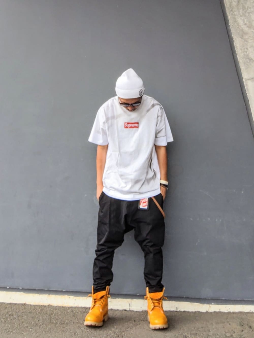 ホワイト系のTシャツ/カットソー、ホワイト系のタンクトップ、ブラック系のその他パンツを着用したメンズの秋コーディネートの2枚目の写真