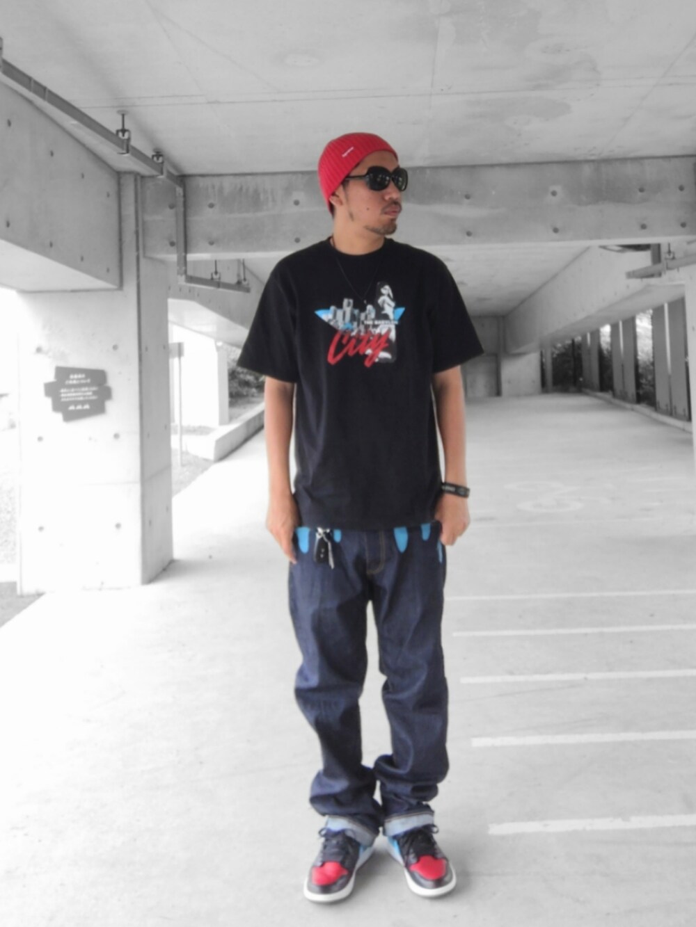 ブラック系のTシャツ/カットソー、ブルー系のデニムパンツ、ブラック系のスニーカーを着用したメンズの夏コーディネートの2枚目の写真