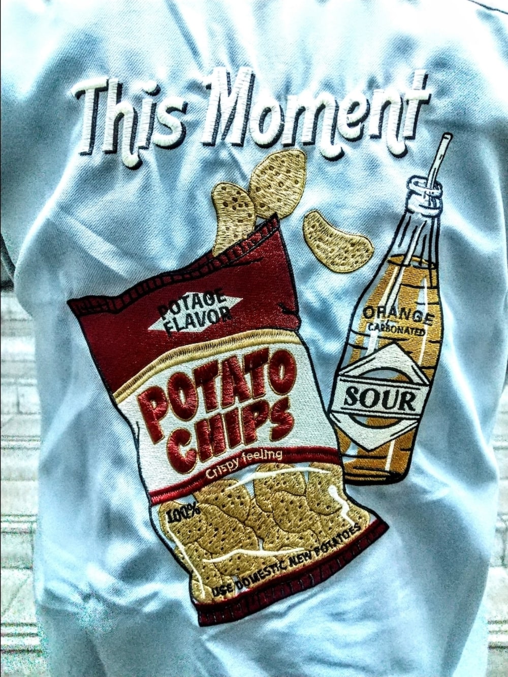 ブルー系のシャツ/ブラウス、ブルー系のTシャツ/カットソー、グレー系のその他パンツを着用したメンズの秋コーディネートの4枚目の写真