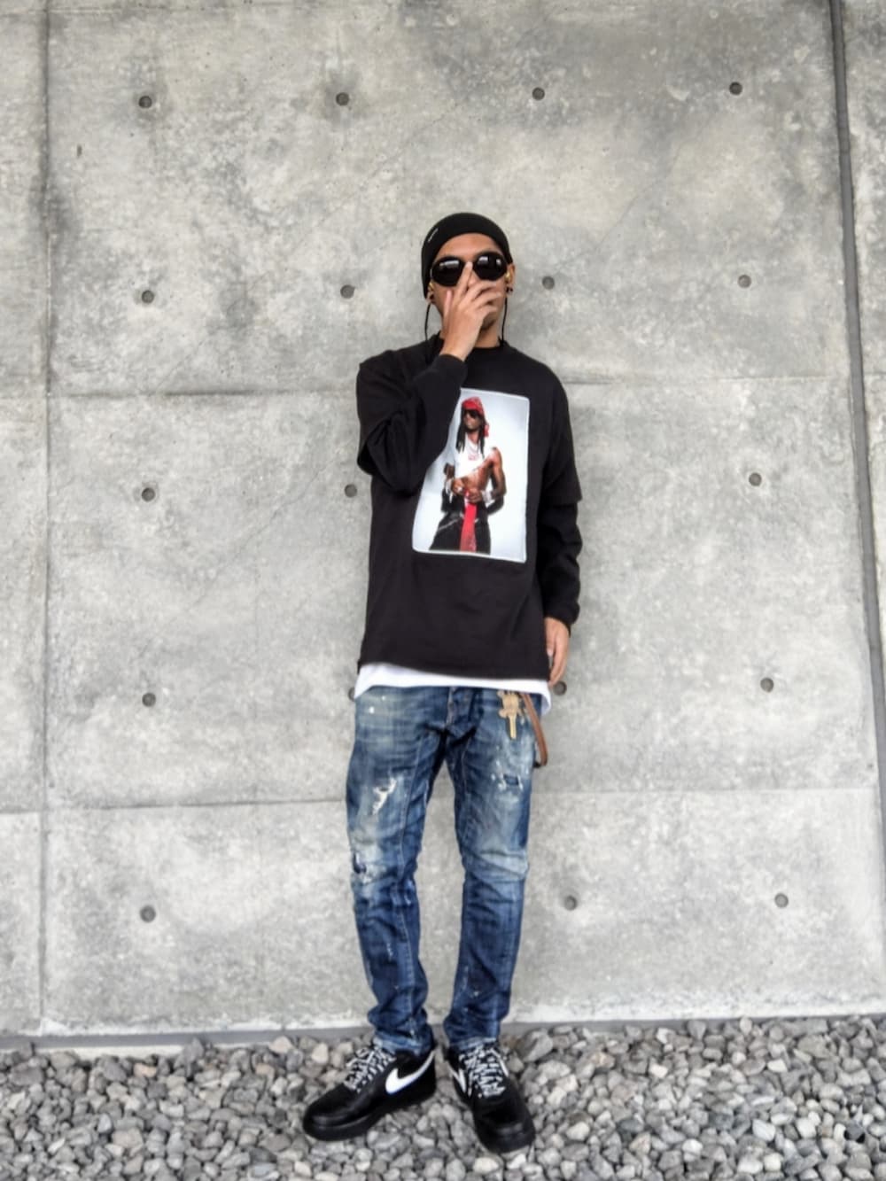 ブラック系のTシャツ/カットソー、ブラック系のTシャツ/カットソー、ブルー系のデニムパンツを着用したメンズの春コーディネートの3枚目の写真