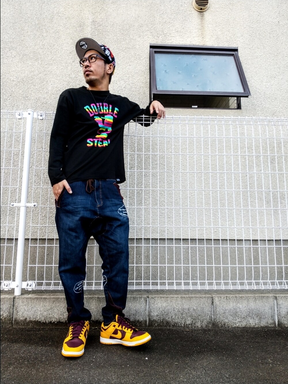 ベージュ系のチェスターコート、ピンク系のシャツ/ブラウス、ブラック系のデニムパンツを着用したメンズの秋コーディネートの4枚目の写真