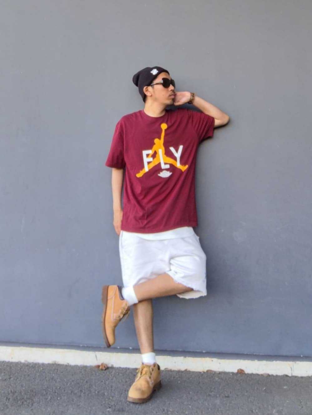 レッド系のTシャツ/カットソー、グレー系のその他パンツ、イエロー系のブーツを着用したメンズの春コーディネートの2枚目の写真