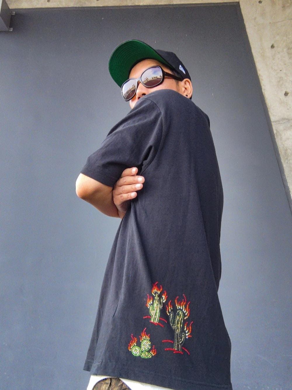 ブラック系のTシャツ/カットソー、ホワイト系のタンクトップ、ブラウン系のその他パンツを着用したメンズの夏コーディネートの2枚目の写真