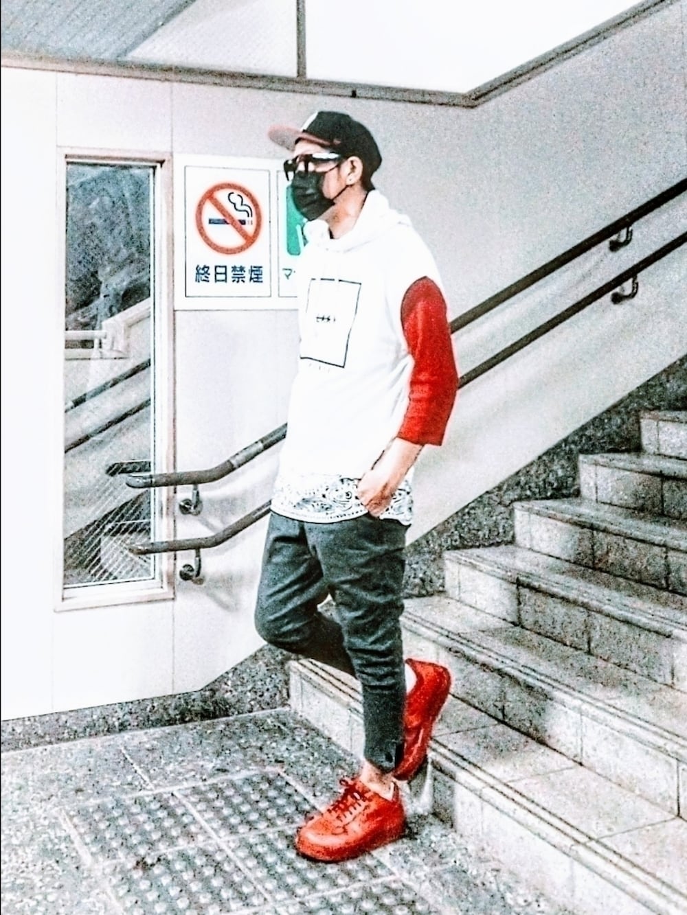 ホワイト系のトップス、グレー系のパンツ、レッド系のスニーカーを着用したメンズの夏コーディネートの3枚目の写真