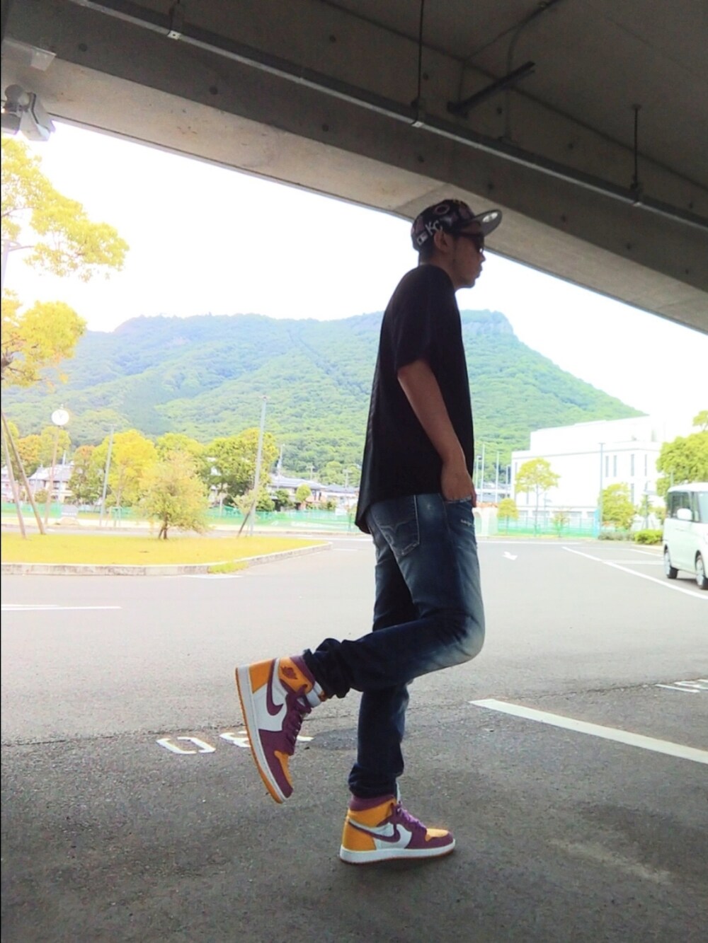 ブラック系のTシャツ/カットソー、ブルー系のデニムパンツ、イエロー系のスニーカーを着用したメンズの夏コーディネートの3枚目の写真