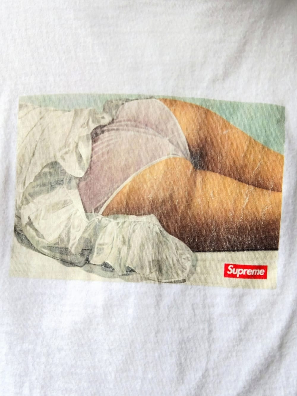 ホワイト系のTシャツ/カットソー、ブラック系のその他パンツ、ホワイト系のスニーカーを着用したメンズの夏コーディネートの3枚目の写真