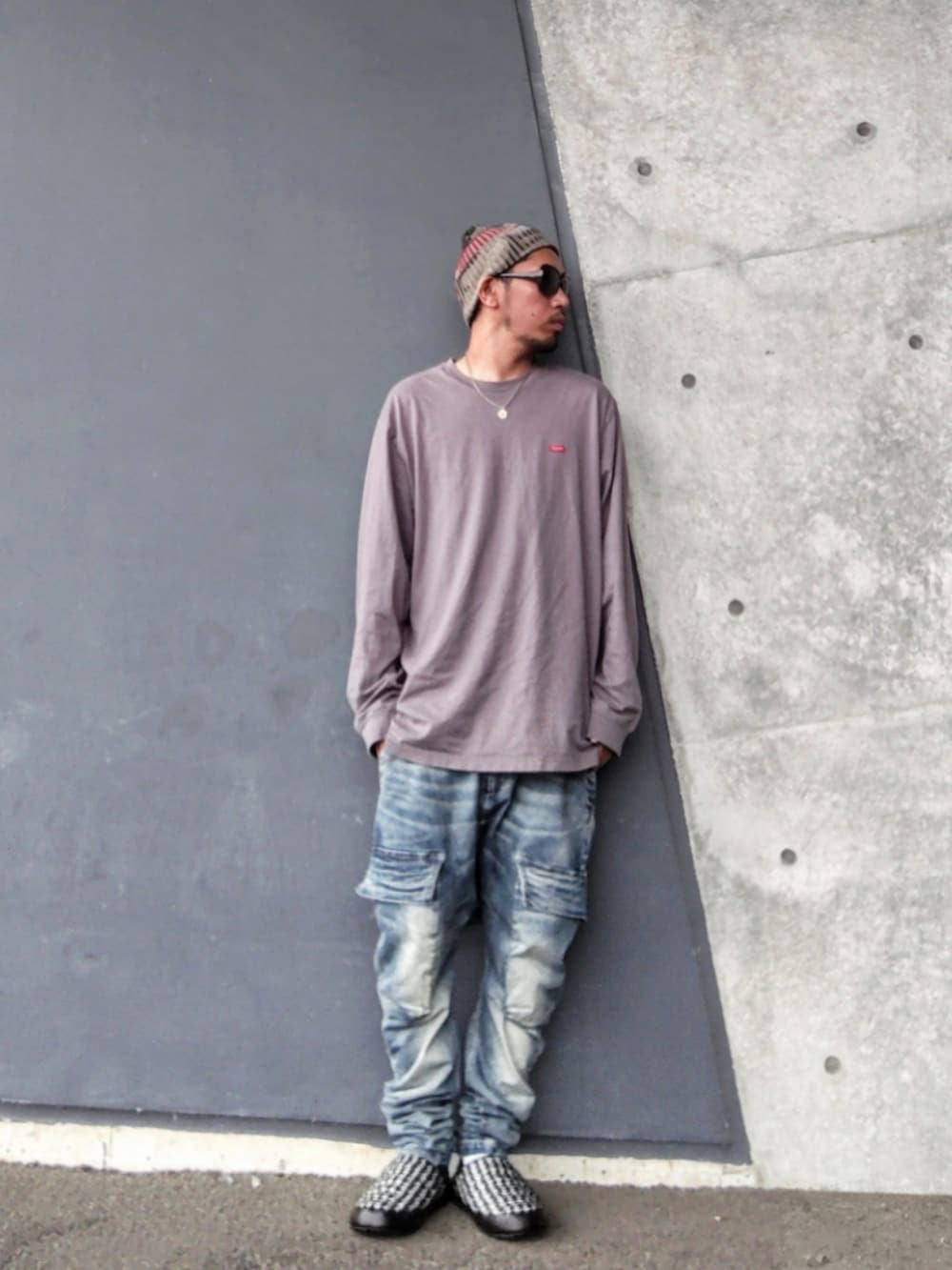 グレー系のTシャツ/カットソー、ブルー系のデニムパンツ、ブラック系のその他シューズを着用したメンズの秋コーディネートの2枚目の写真