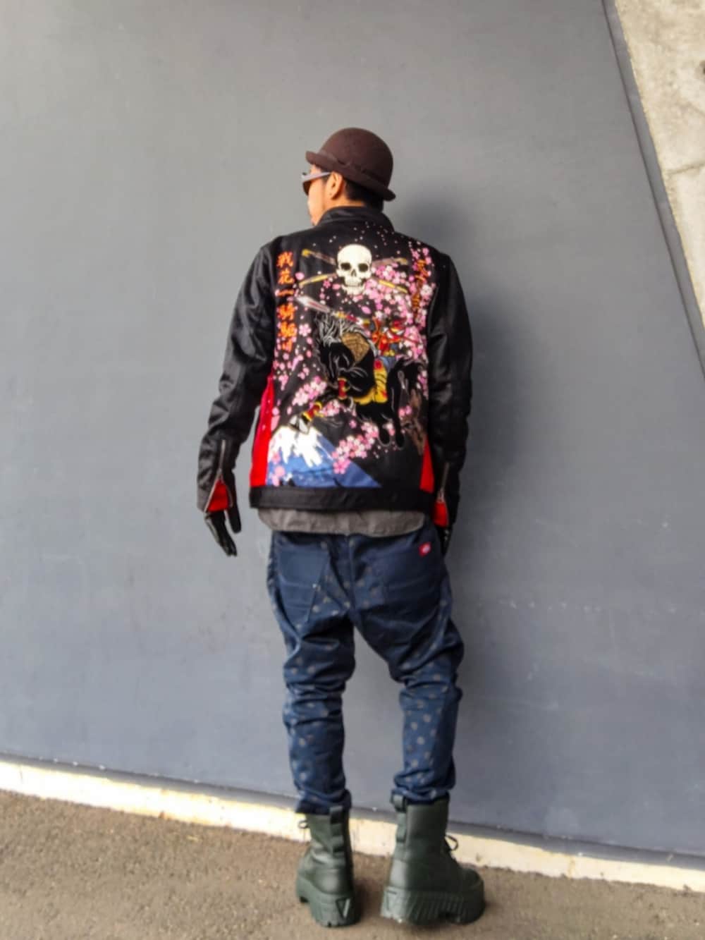 ブラック系のライダースジャケット、グレー系のベスト、ブラック系のシャツ/ブラウスを着用したメンズの冬コーディネートの3枚目の写真