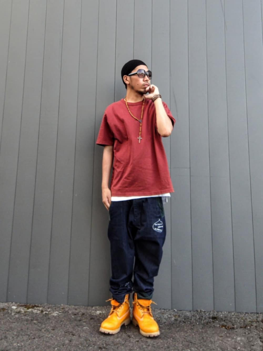 ブラウン系のTシャツ/カットソー、ホワイト系のタンクトップ、ブルー系のデニムパンツを着用したメンズの夏コーディネートの2枚目の写真