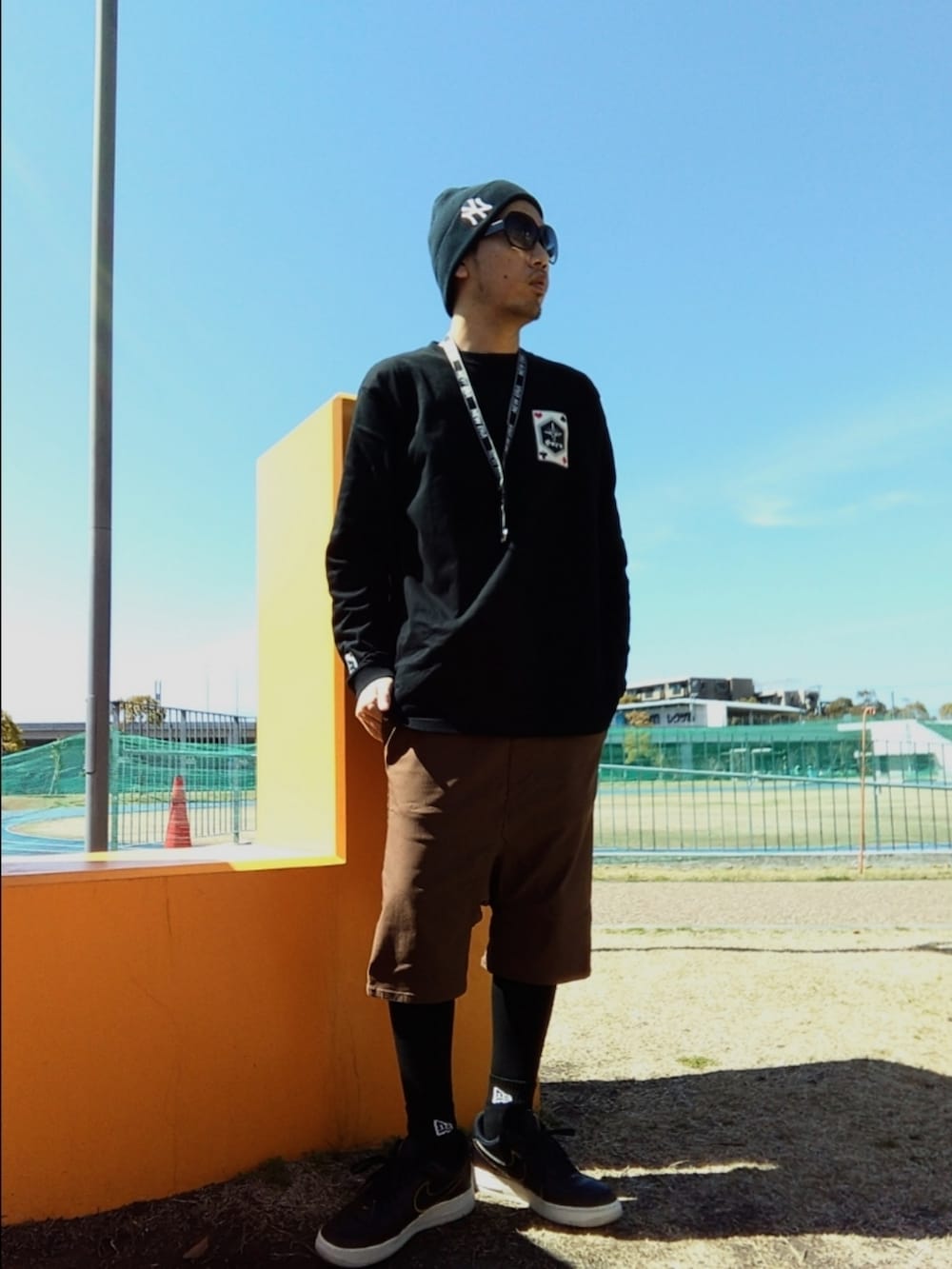 「春のNewスタイル、ストリート、GMTB、NEW ERA、ニット帽、ネックストラップ、ラスティックダイム、サルエルショーツ、レギンス、スニーカー、NIKE、エアフォースワン、黒、不思議の国のアリスフェス、靴下オタク」｜「GMTBのアイテム（Tシャツ/カットソー、ブラック系）」を使った、hasshi(ハッシー)さん（メンズ・172cm）の春コーディネートの4枚目の写真