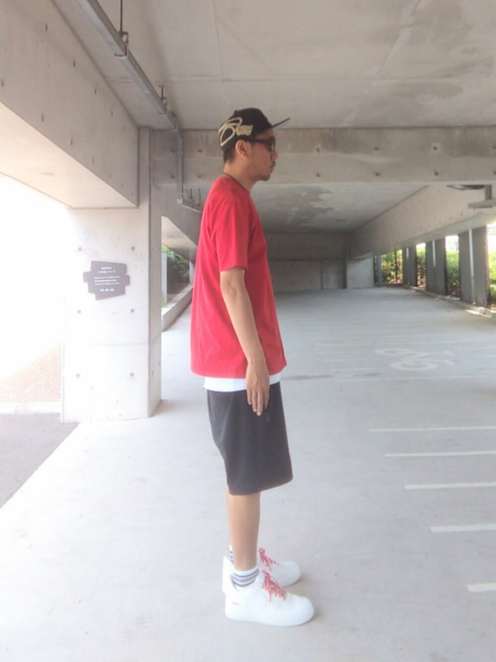 ホワイト系のTシャツ/カットソー、ベージュ系のチノパンツ、イエロー系のブーツを着用したメンズの春コーディネートの4枚目の写真