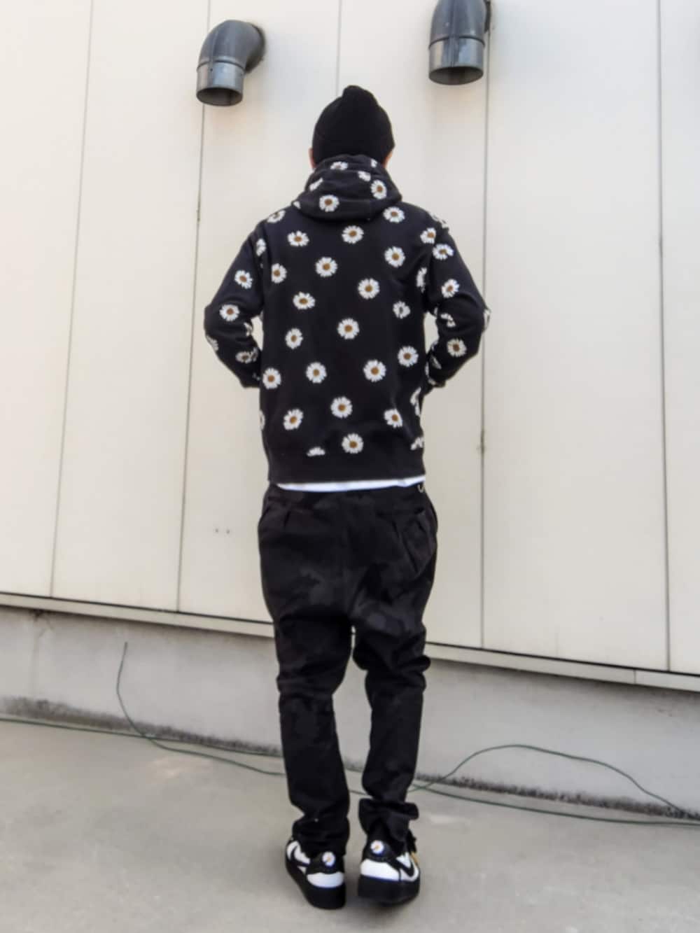 ブラック系のパーカー、ホワイト系のTシャツ/カットソー、ブラック系のパンツを着用したメンズの冬コーディネートの2枚目の写真