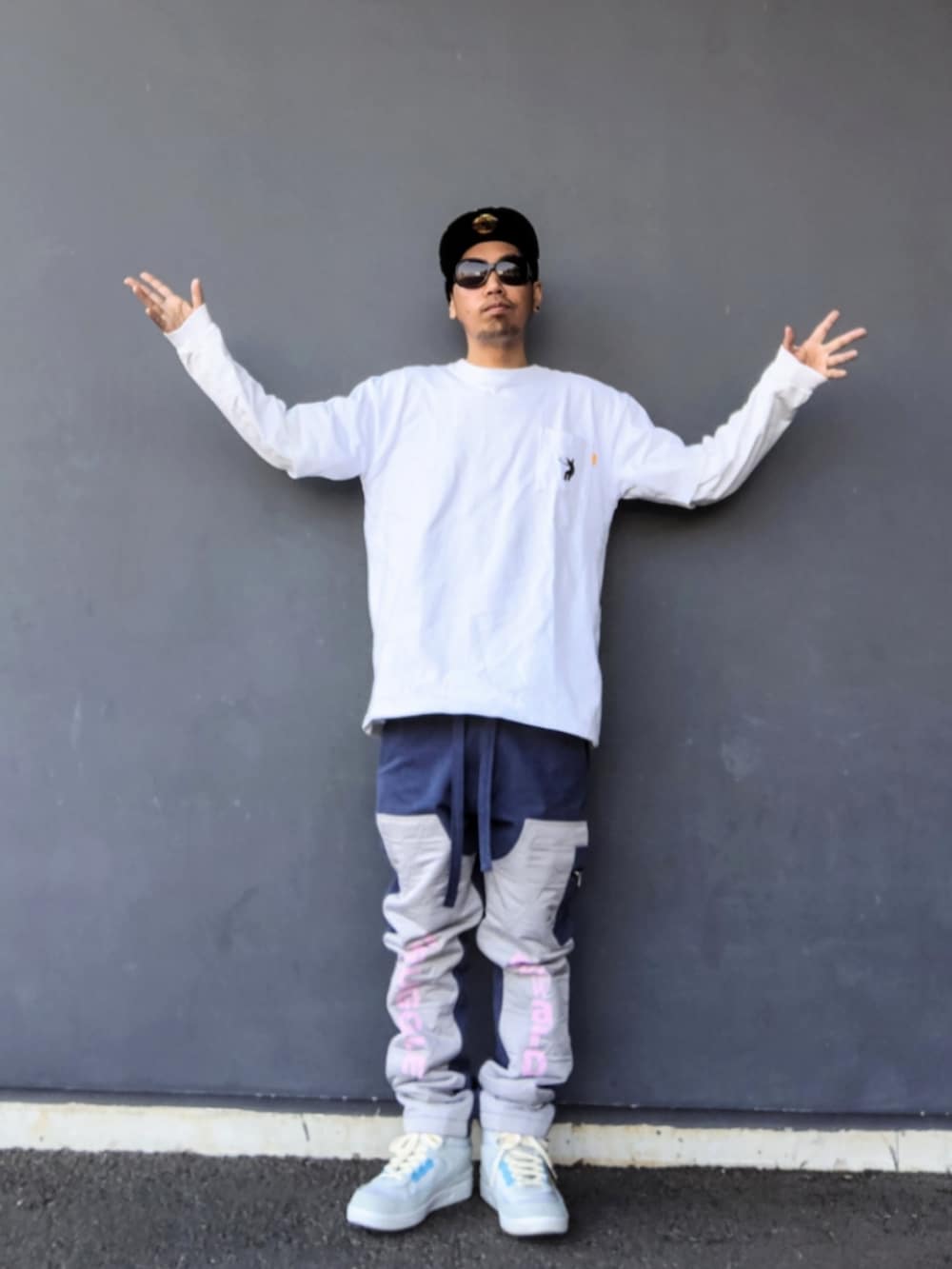 ホワイト系のTシャツ/カットソー、ホワイト系のTシャツ/カットソー、ブルー系のカーゴパンツを着用したメンズの春コーディネートの3枚目の写真