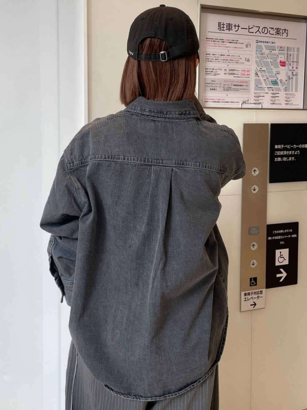 ホワイト系のスニーカー、ブラック系のシャツ/ブラウス、グレー系のその他パンツを着用したレディースの冬コーディネートの6枚目の写真