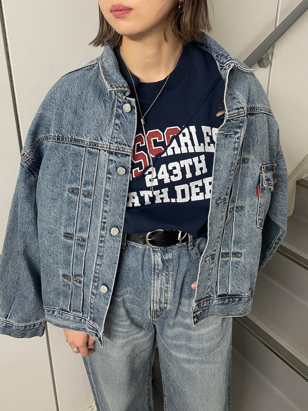 ブルー系のデニムパンツ、ブルー系のデニムジャケット、ブルー系のスウェットを着用したレディースの冬コーディネートの8枚目の写真