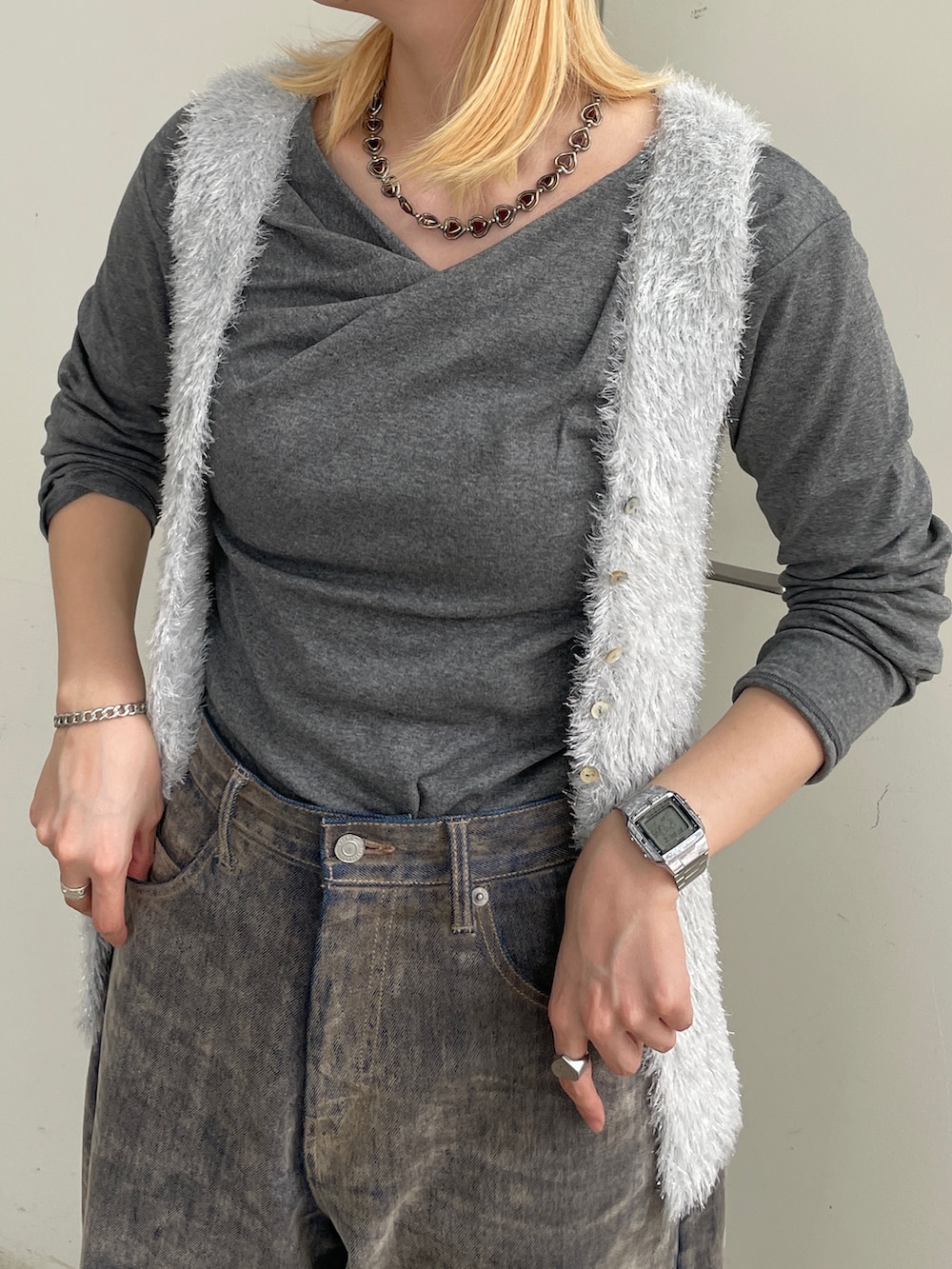 ベージュ系のデニムパンツ、グレー系のTシャツ/カットソー、シルバー系のニット/セーターを着用したレディースの秋コーディネートの4枚目の写真