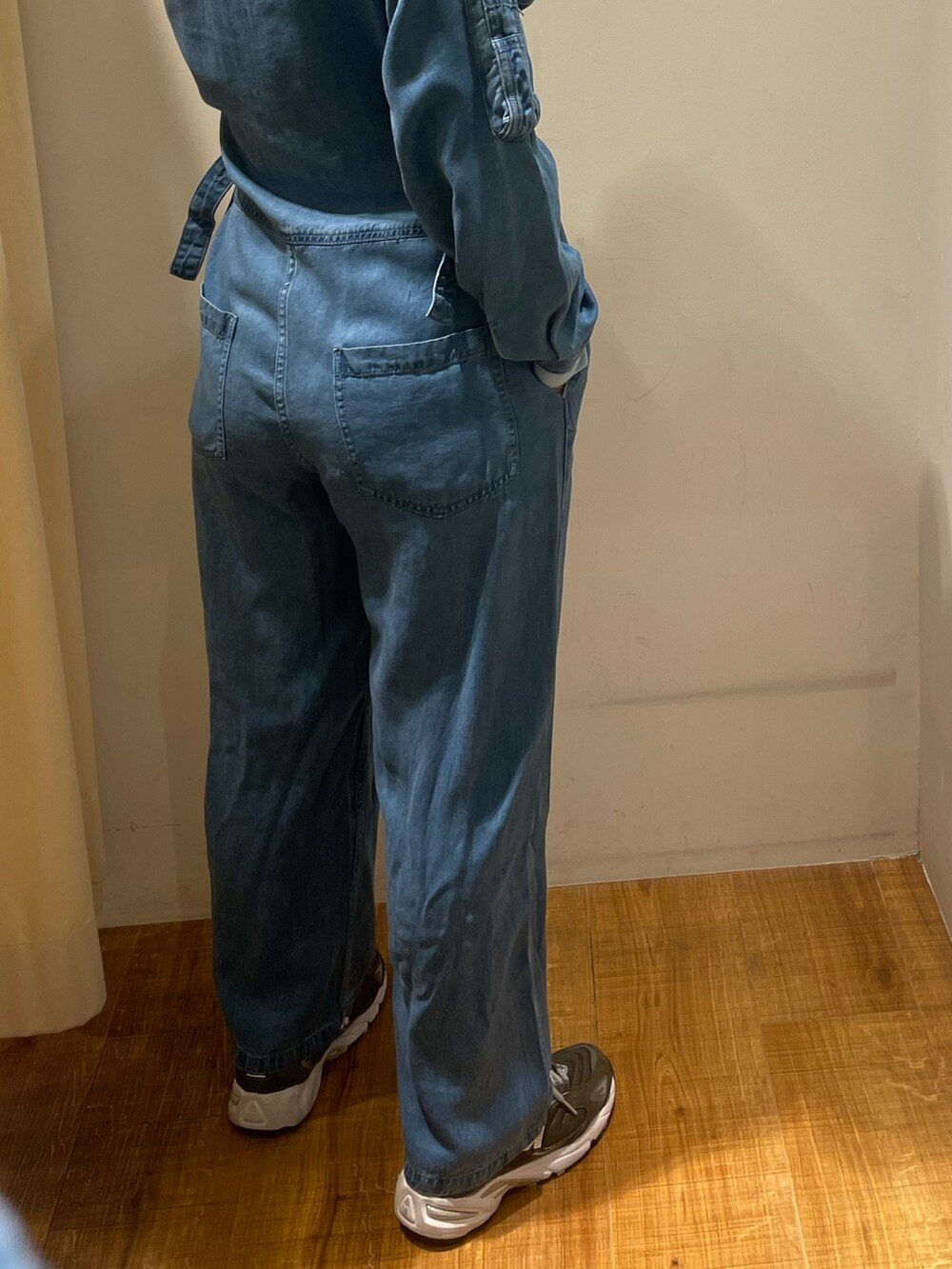 ブルー系のつなぎ/オールインワン、ブルー系のTシャツ/カットソーを着用したレディースの冬コーディネートの4枚目の写真