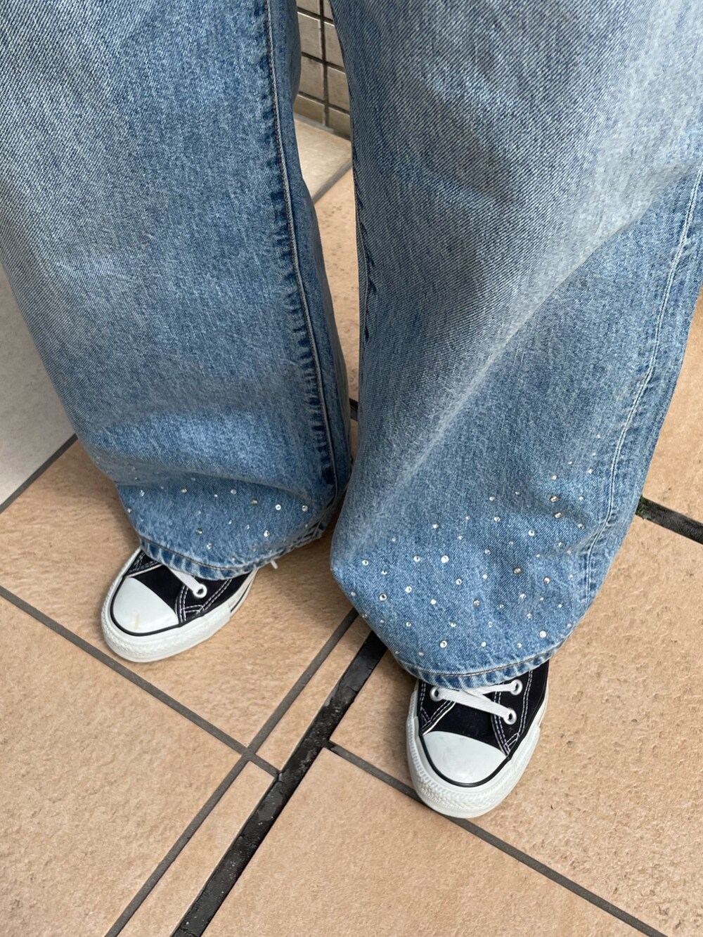 ブルー系のデニムパンツ、ホワイト系のTシャツ/カットソー、シルバー系のネックレスを着用したレディースの春コーディネートの8枚目の写真