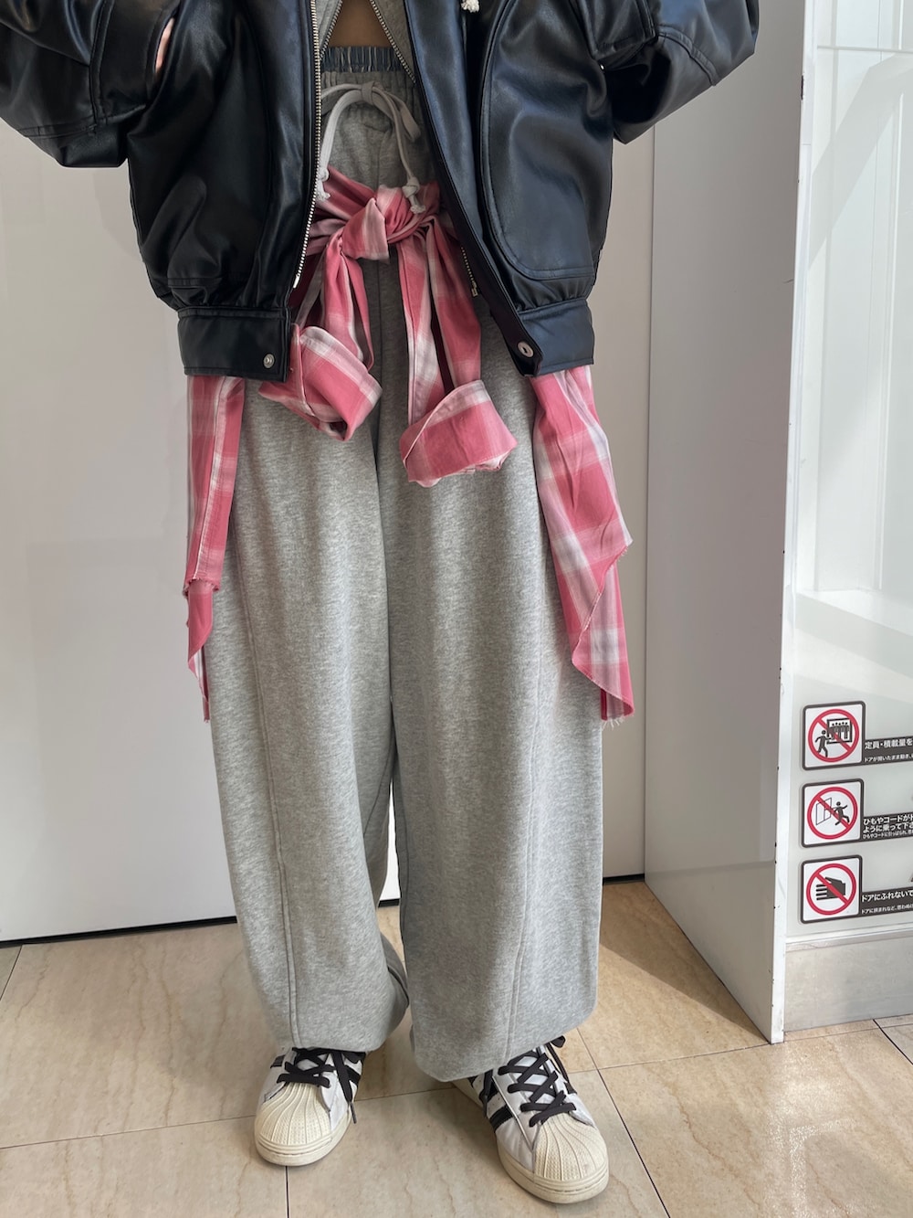 ブラック系のブルゾン、グレー系のパーカー、レッド系のシャツ/ブラウスを着用したレディースの冬コーディネートの8枚目の写真