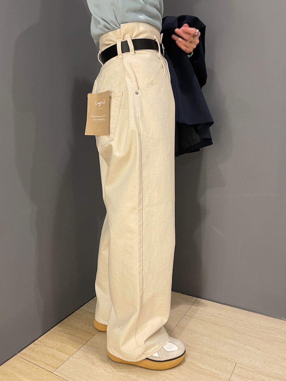 ホワイト系のデニムパンツ、ブルー系のTシャツ/カットソー、ブラック系のTシャツ/カットソーを着用したレディースの冬コーディネートの6枚目の写真