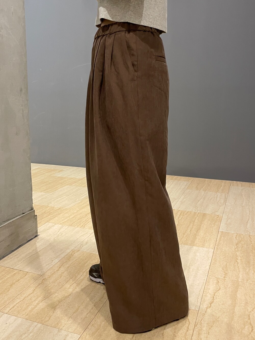 ブラウン系のその他パンツ、グレー系のTシャツ/カットソー、ベージュ系のキャップを着用したレディースの秋コーディネートの9枚目の写真