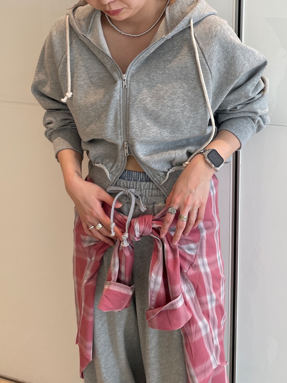 ブラック系のブルゾン、グレー系のパーカー、レッド系のシャツ/ブラウスを着用したレディースの冬コーディネートの6枚目の写真