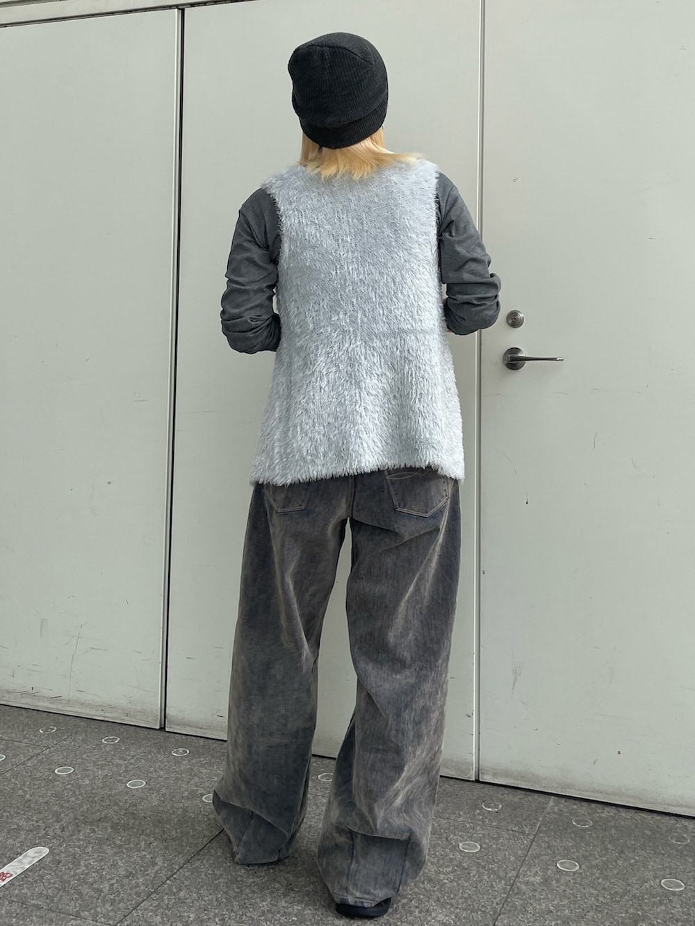 ベージュ系のデニムパンツ、グレー系のTシャツ/カットソー、シルバー系のニット/セーターを着用したレディースの秋コーディネートの3枚目の写真