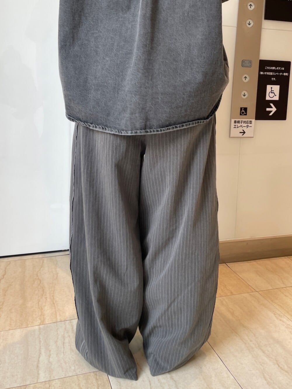 ホワイト系のスニーカー、ブラック系のシャツ/ブラウス、グレー系のその他パンツを着用したレディースの冬コーディネートの9枚目の写真