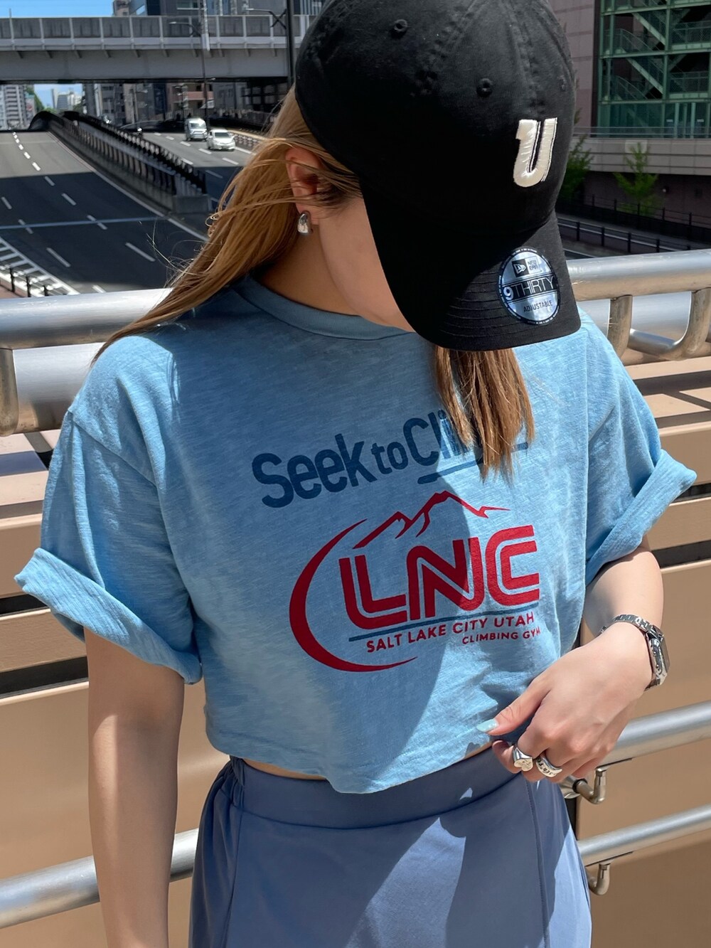 ブルー系のスカート、ブルー系のTシャツ/カットソーを着用したレディースの春コーディネートの4枚目の写真