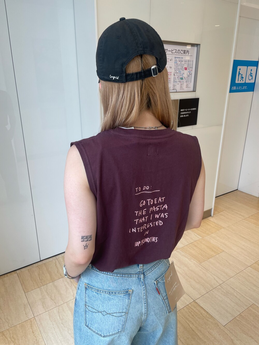 ブラウン系のTシャツ/カットソー、ブルー系のデニムパンツを着用したレディースの夏コーディネートの4枚目の写真