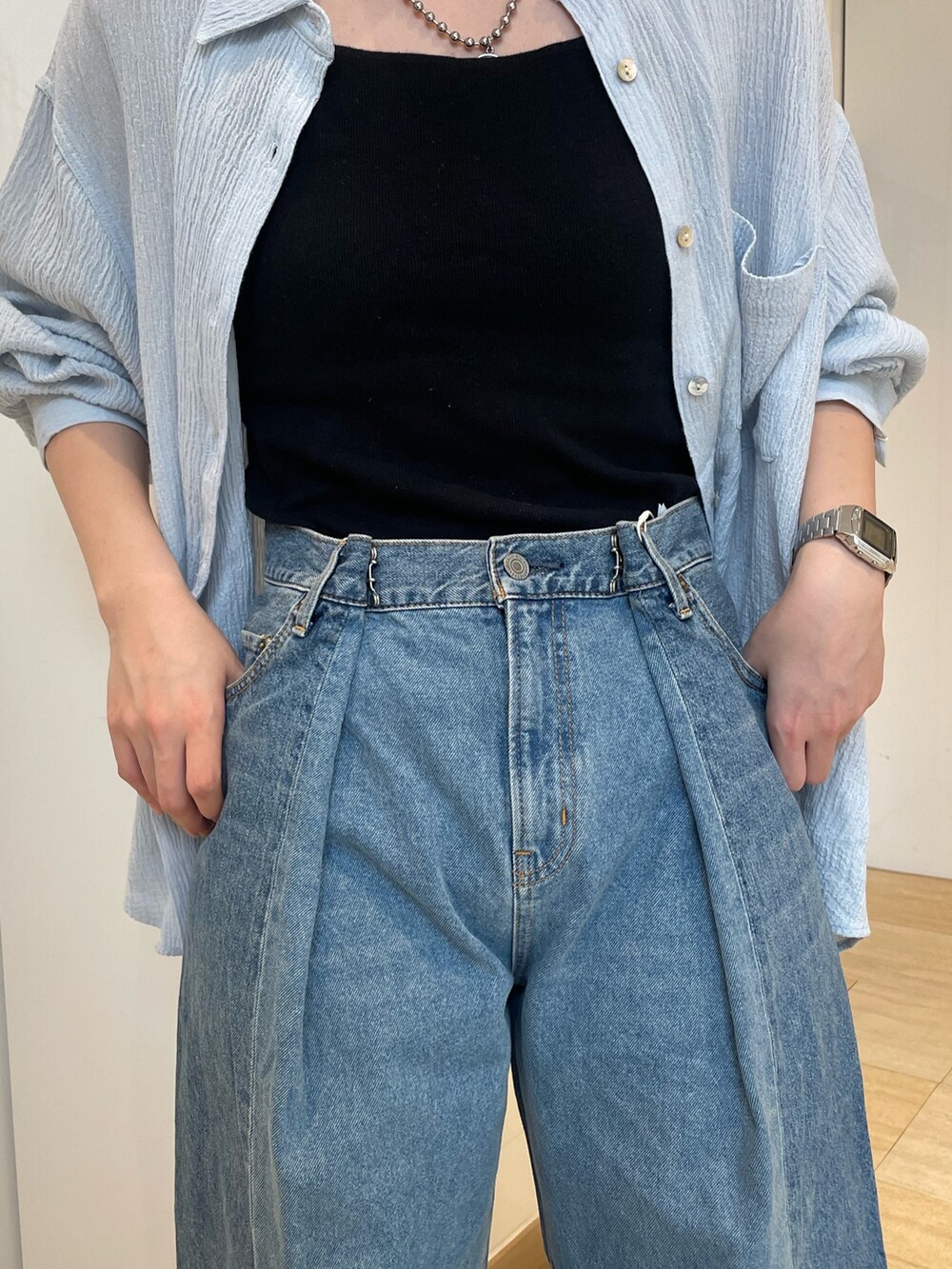 ブルー系のデニムパンツ、ブルー系のシャツ/ブラウスを着用したレディースの春コーディネートの5枚目の写真