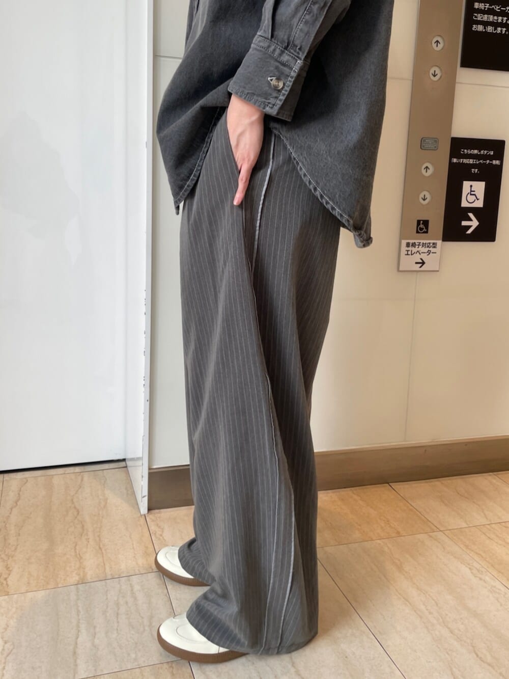 ホワイト系のスニーカー、ブラック系のシャツ/ブラウス、グレー系のその他パンツを着用したレディースの冬コーディネートの8枚目の写真