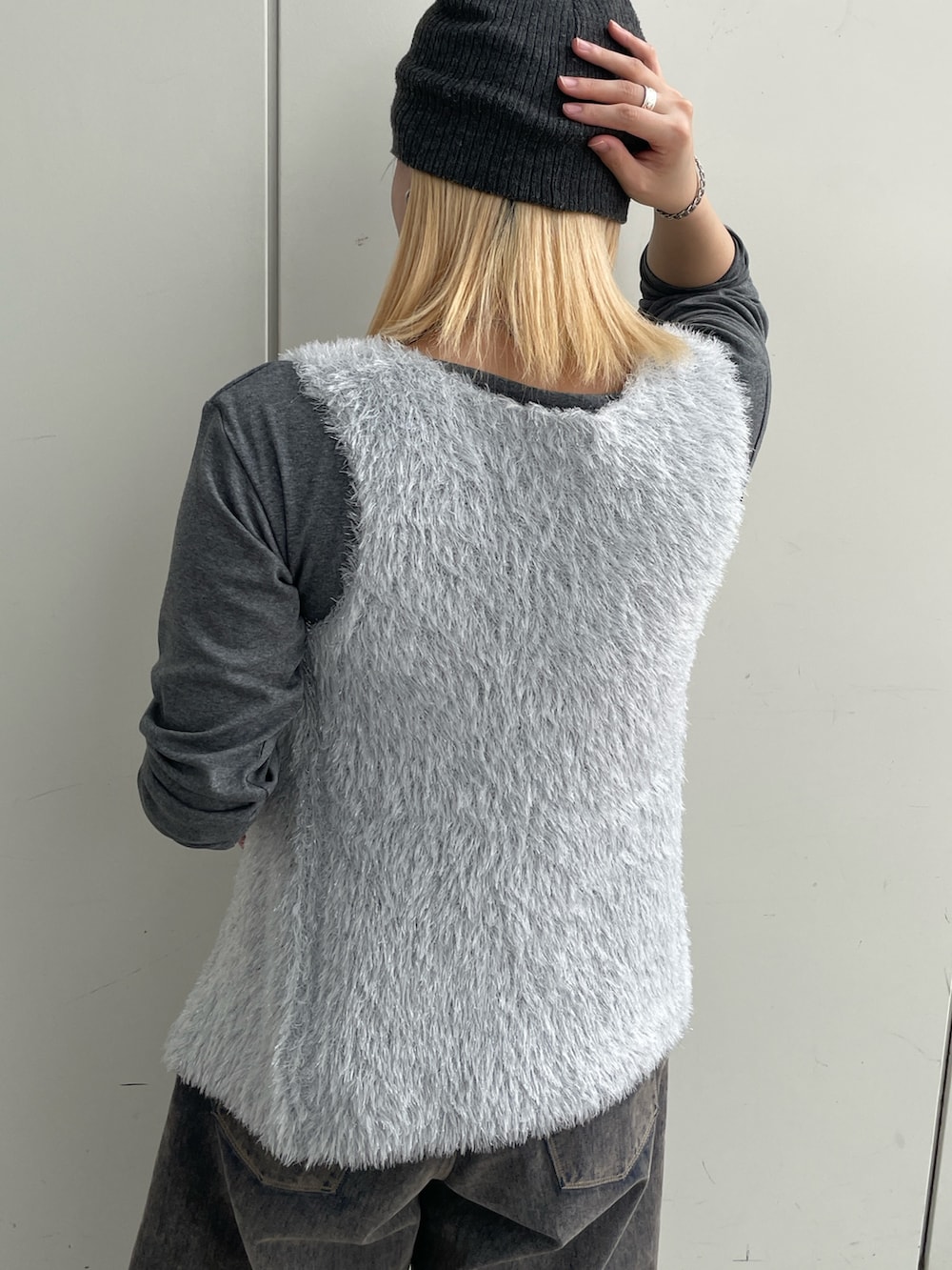 ベージュ系のデニムパンツ、グレー系のTシャツ/カットソー、シルバー系のニット/セーターを着用したレディースの秋コーディネートの6枚目の写真