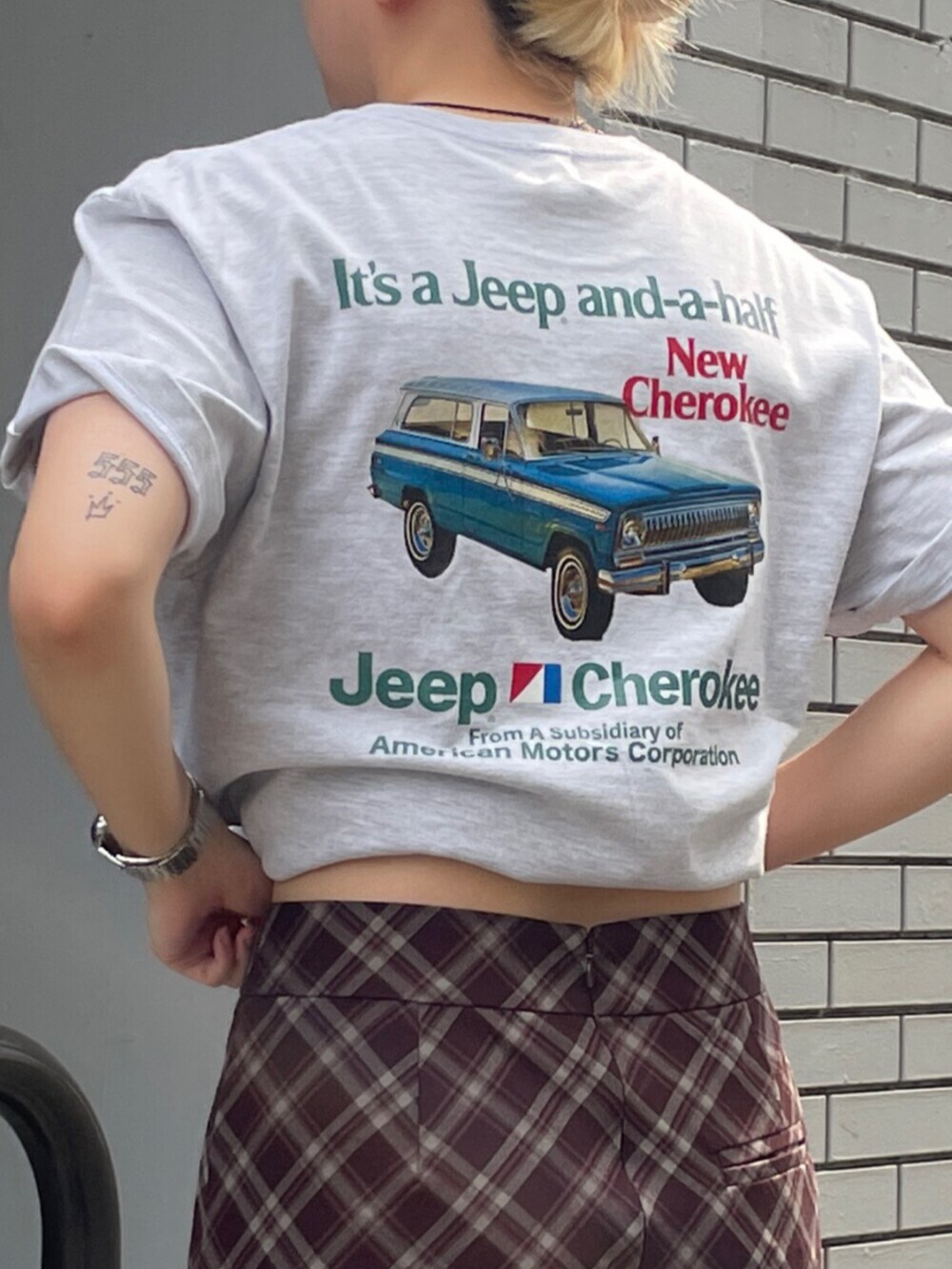 ブラウン系のスカート、グレー系のTシャツ/カットソーを着用したレディースの夏コーディネートの9枚目の写真