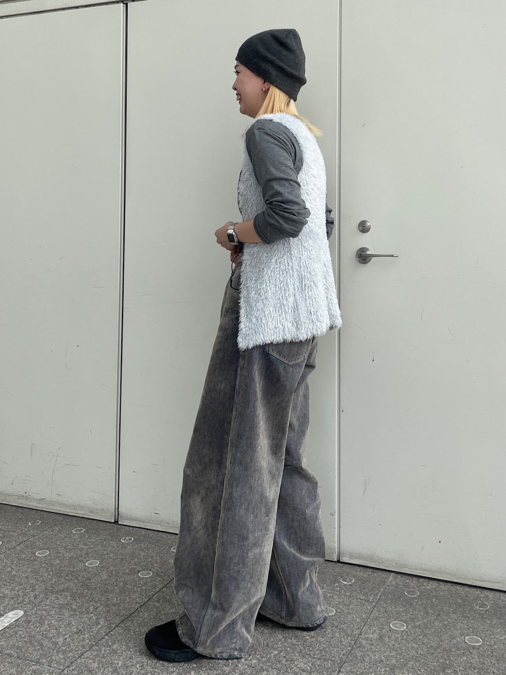 ベージュ系のデニムパンツ、グレー系のTシャツ/カットソー、シルバー系のニット/セーターを着用したレディースの秋コーディネートの2枚目の写真