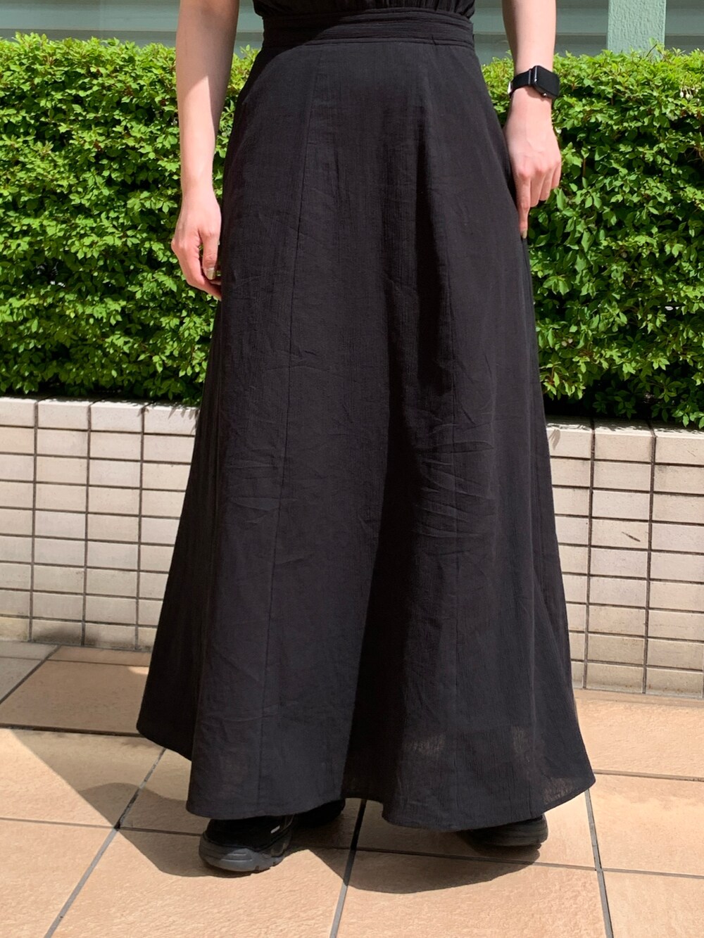 ブラック系のワンピースを着用したレディースの夏コーディネートの4枚目の写真