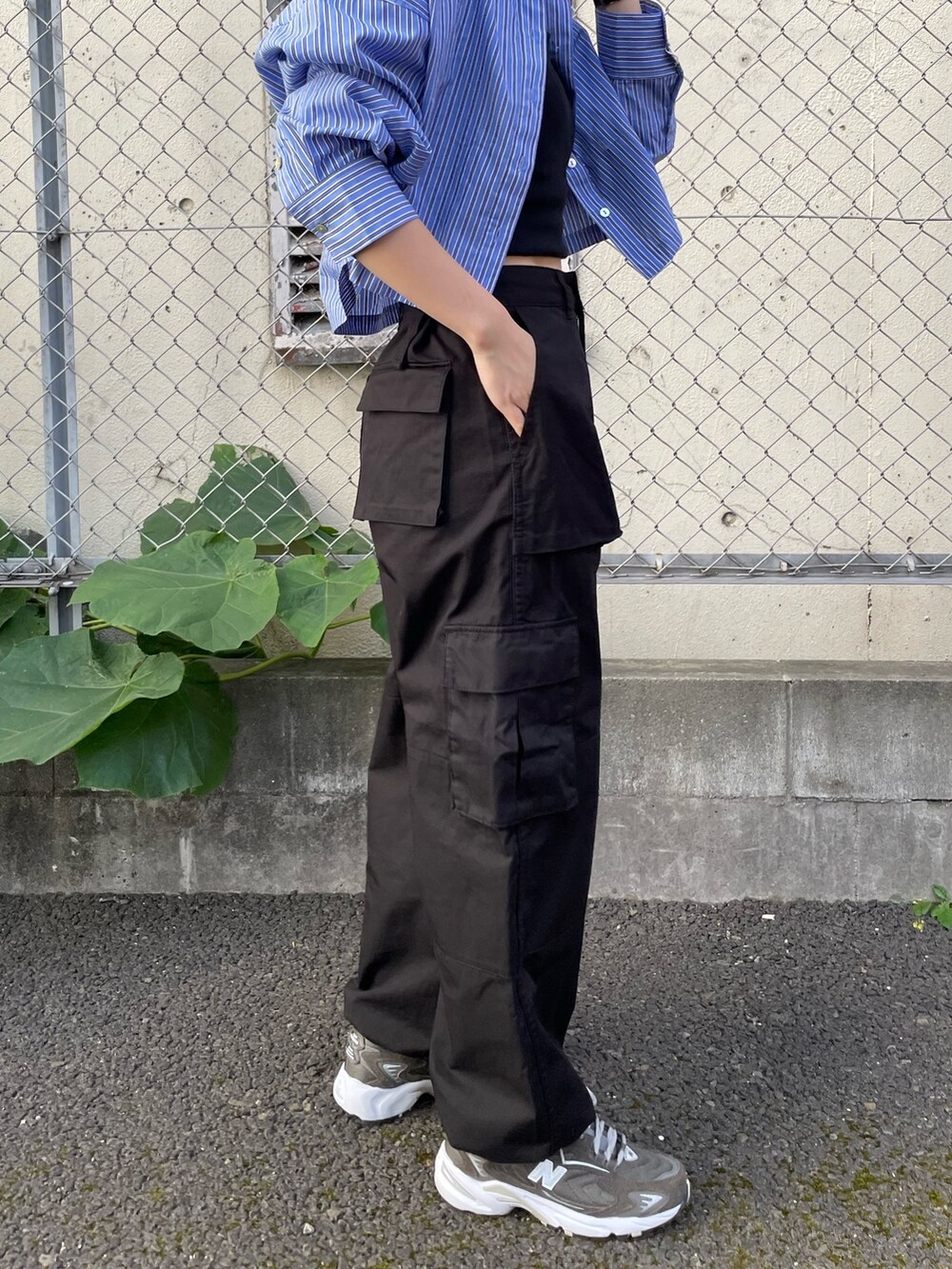 ブラック系のカーゴパンツ、その他のシャツ/ブラウス、ブラック系のキャミソールを着用したレディースの夏コーディネートの4枚目の写真