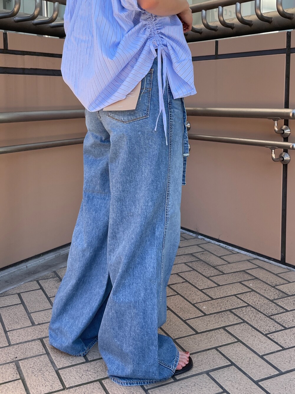 ブルー系のデニムパンツ、ブルー系のシャツ/ブラウス、ブラック系のキャミソールを着用したレディースの夏コーディネートの5枚目の写真