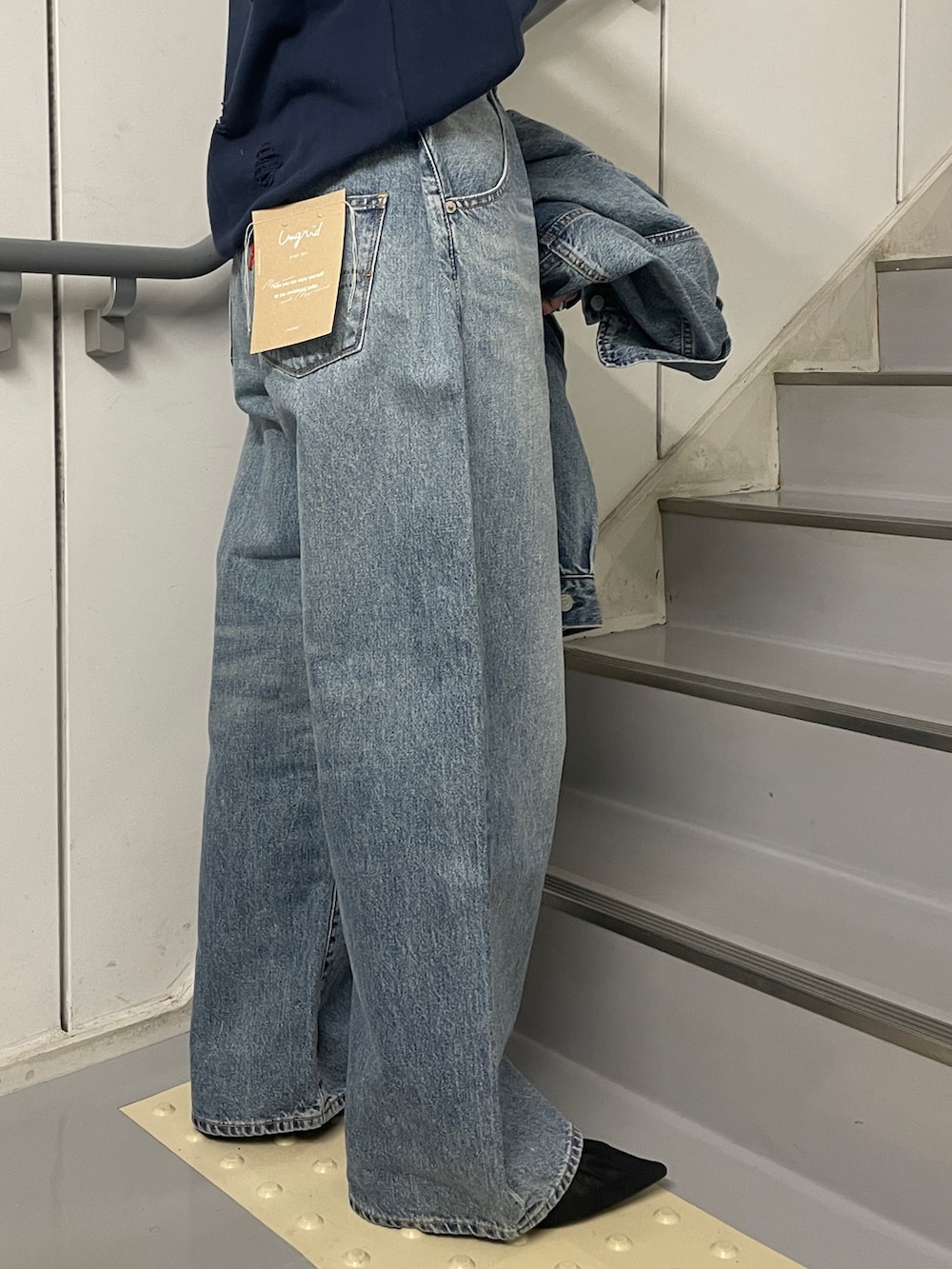 ブルー系のデニムパンツ、ブルー系のデニムジャケット、ブルー系のスウェットを着用したレディースの冬コーディネートの6枚目の写真