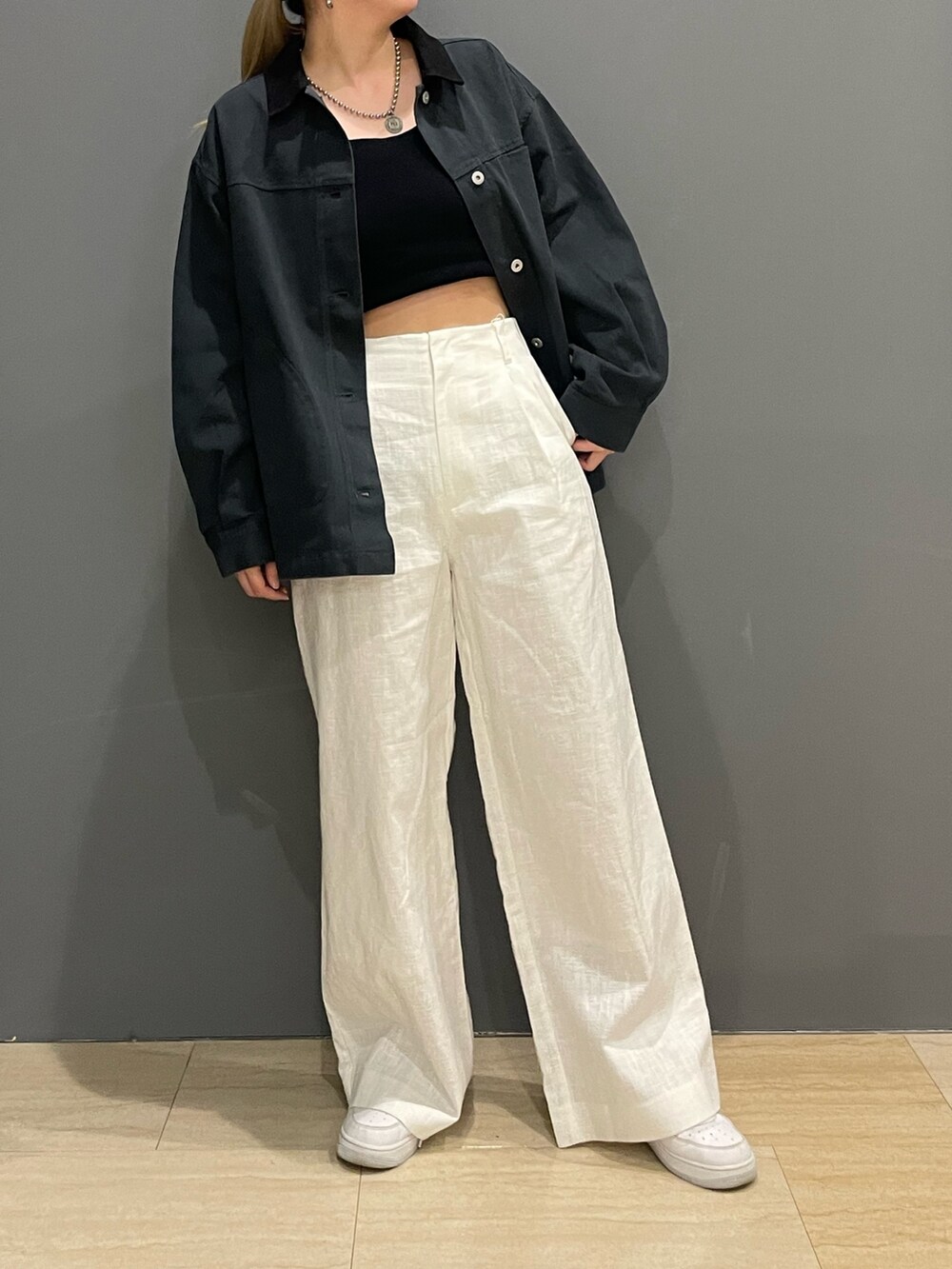 ホワイト系のその他パンツ、グレー系のブルゾン、ブラック系のキャミソールを着用したレディースの春コーディネートの2枚目の写真