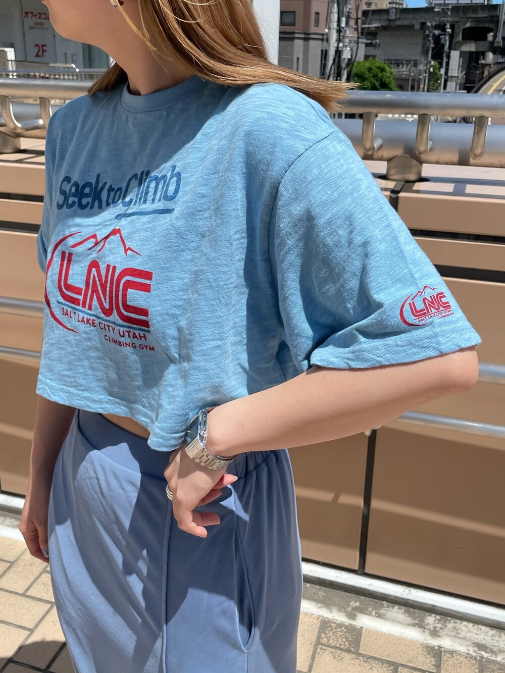 ブルー系のスカート、ブルー系のTシャツ/カットソーを着用したレディースの春コーディネートの5枚目の写真