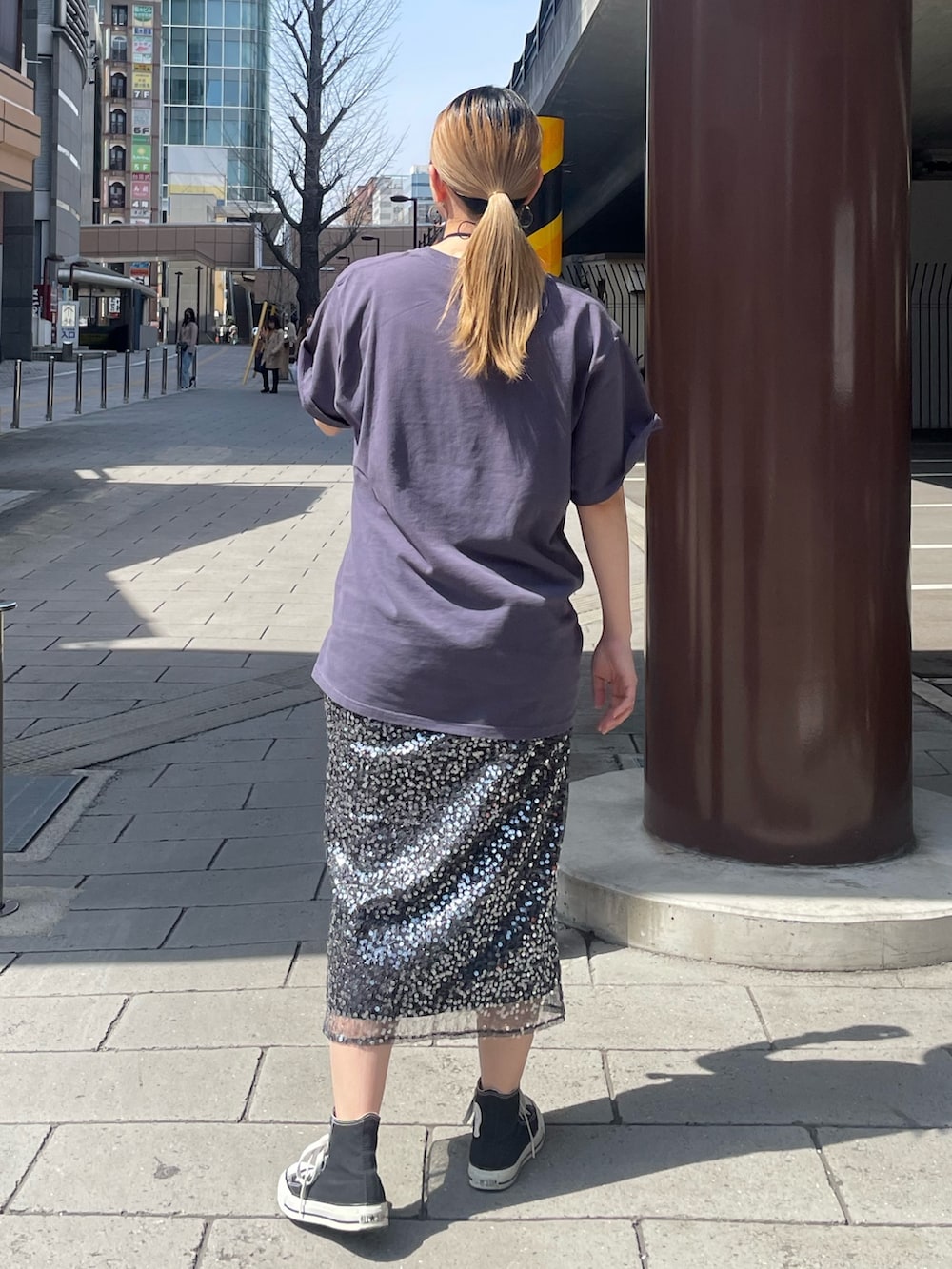 ブルー系のTシャツ/カットソー、ブラック系のスカート、ゴールド系のネックレスを着用したレディースの春コーディネートの4枚目の写真