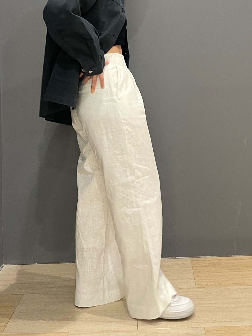ホワイト系のその他パンツ、グレー系のブルゾン、ブラック系のキャミソールを着用したレディースの春コーディネートの3枚目の写真