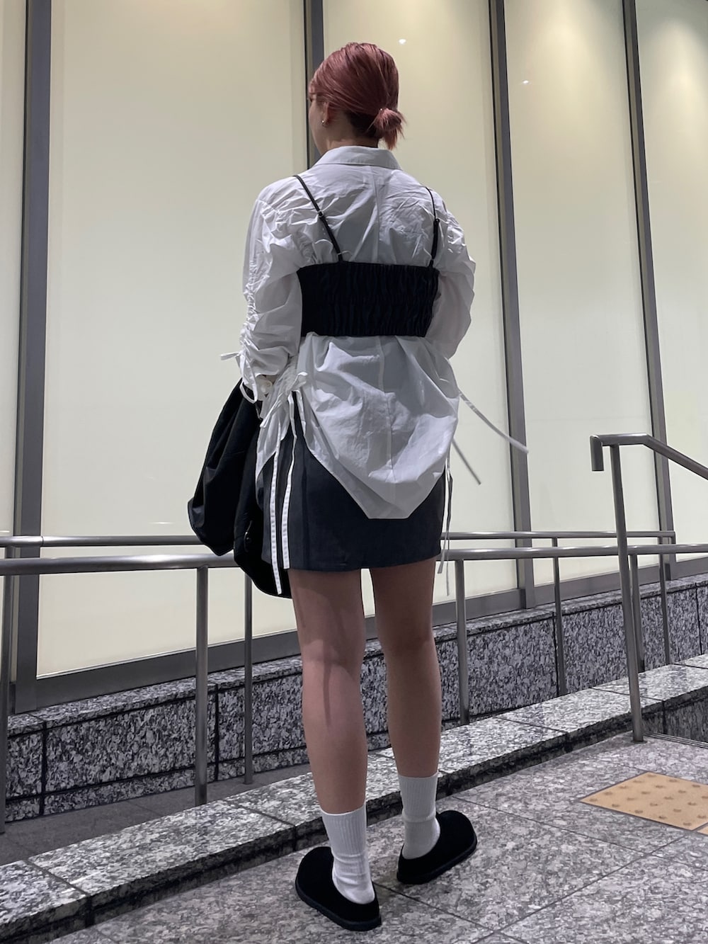 ホワイト系のシャツ/ブラウス、グレー系のキャミソール、ブラック系のブルゾンを着用したレディースの秋コーディネートの5枚目の写真