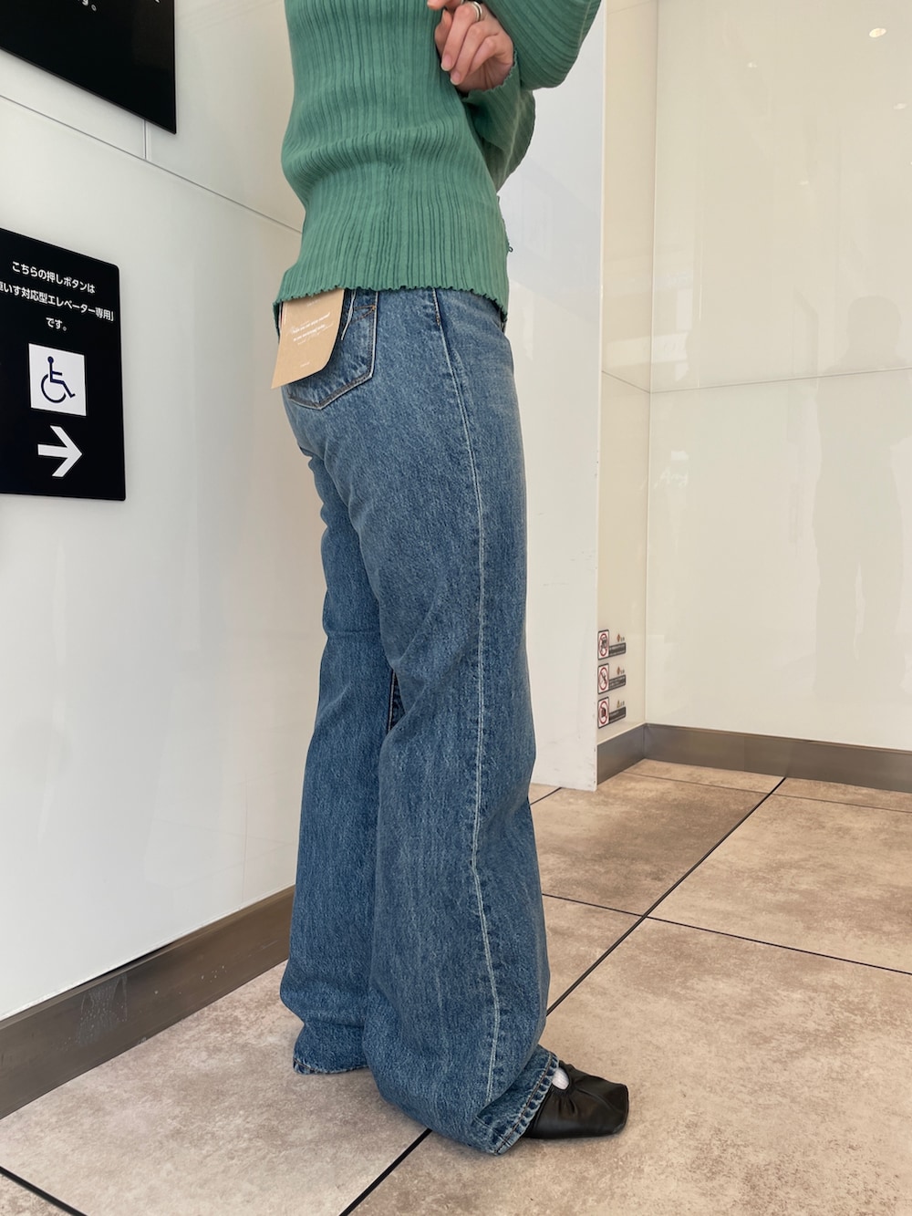 グリーン系のカーディガン/ボレロ、ブルー系のデニムパンツ、グレー系のニットキャップ/ビーニーを着用したレディースの春コーディネートの6枚目の写真