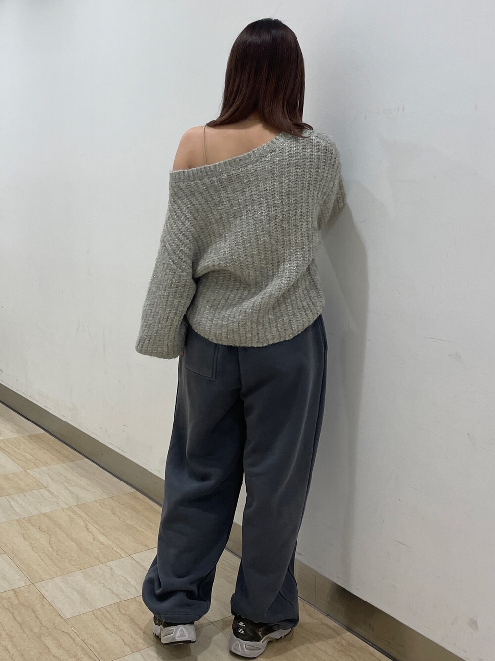 グレー系のニット/セーター、グレー系のスウェットパンツを着用したレディースの冬コーディネートの3枚目の写真