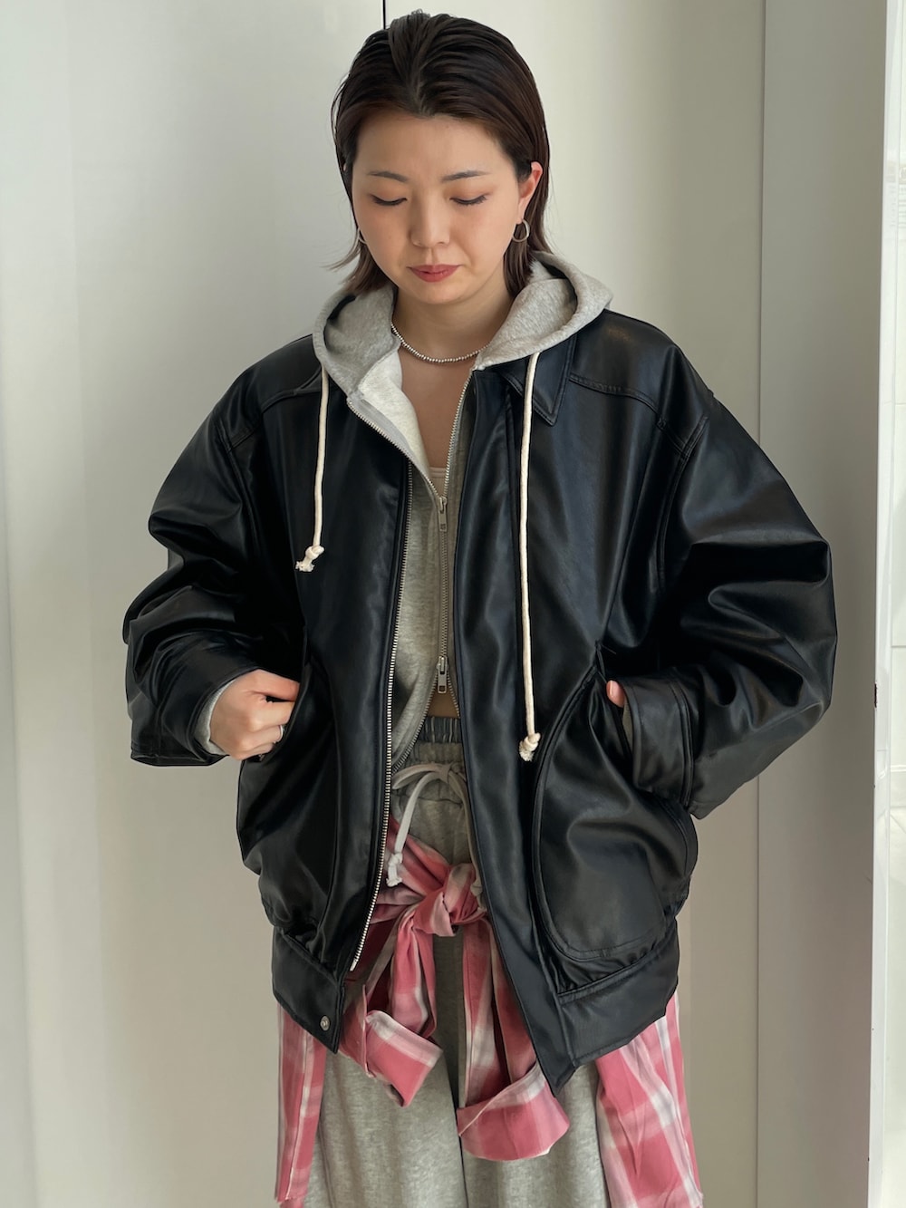 ブラック系のブルゾン、グレー系のパーカー、レッド系のシャツ/ブラウスを着用したレディースの冬コーディネートの4枚目の写真