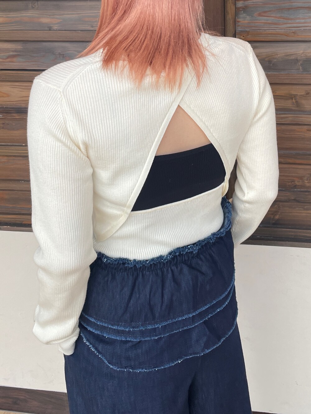 ホワイト系のニット/セーター、ブルー系のつなぎ/オールインワン、ブラック系のネックレスを着用したレディースの秋コーディネートの6枚目の写真