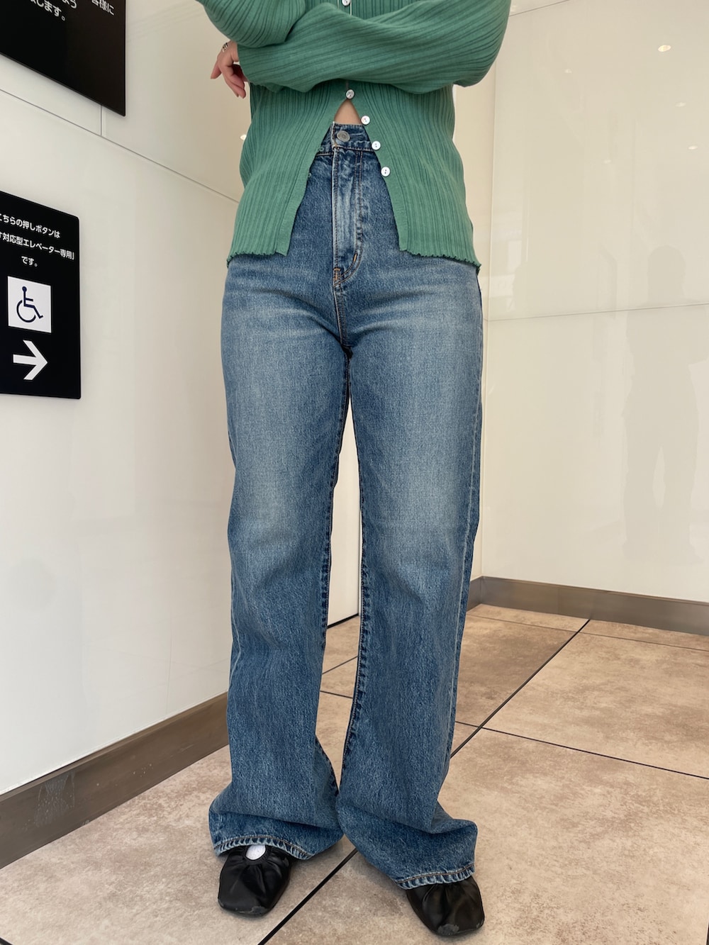 グリーン系のカーディガン/ボレロ、ブルー系のデニムパンツ、グレー系のニットキャップ/ビーニーを着用したレディースの春コーディネートの5枚目の写真